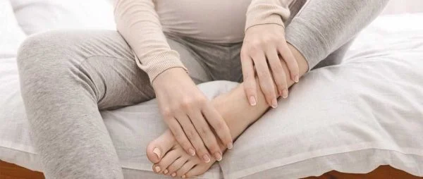 در خانمهای باردار ورم و درد ساق پا نشانه چیست؟