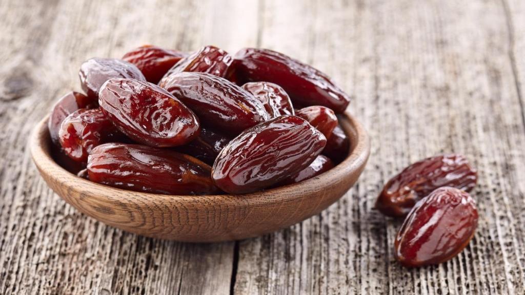 بررسی خواص و مزایای مصرف خرما در تغذیه روزانه