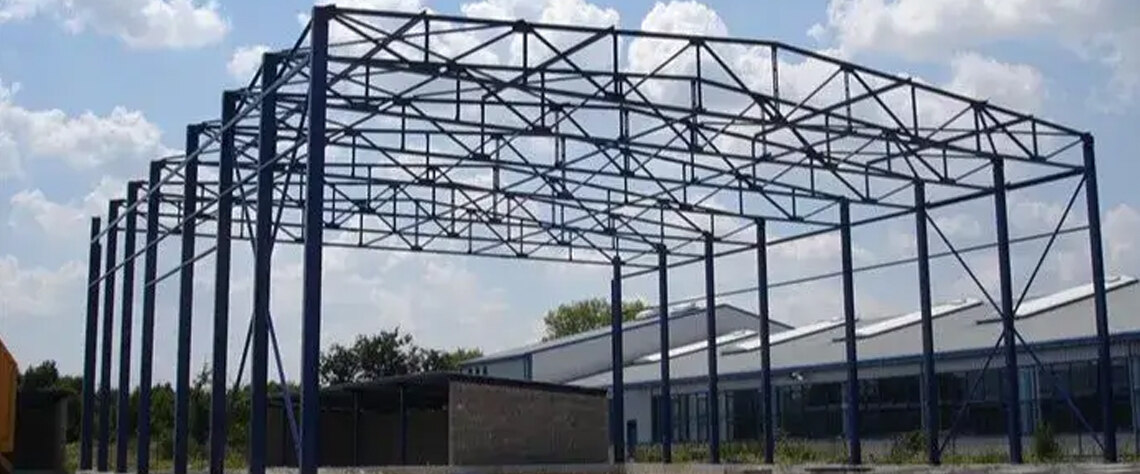 تعریف و ویژگی‌های اصلی سوله‌های صنعتی